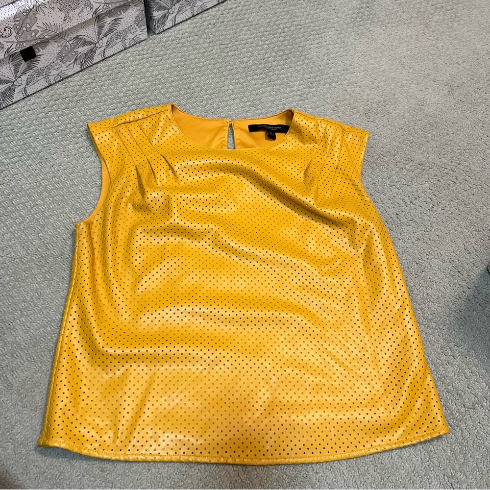 Andrew Marc New York Top Women's Sz Small Yellow Sleeveless Pleated Faux Leather